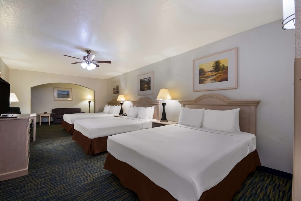Standard Room, Multiple Beds, Non Smoking, Refrigerator & Microwave photo 3