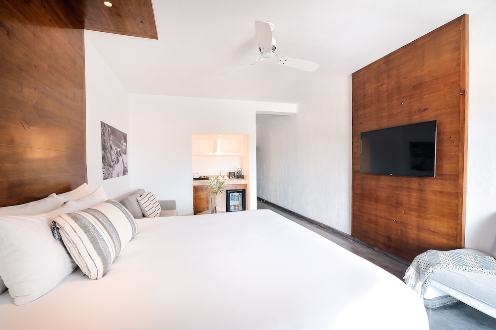 Superior Room, 1 Queen Bed - Photo 2