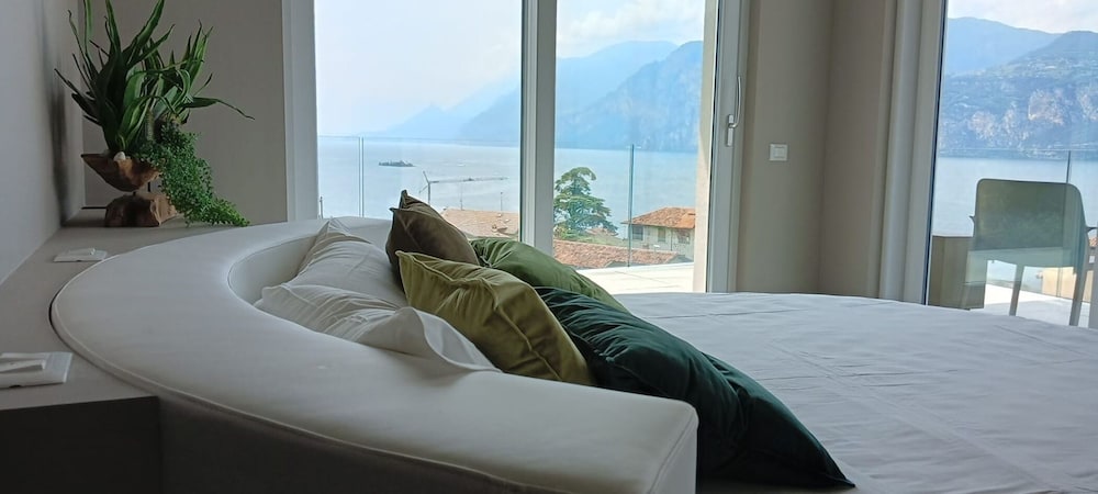 Junior Suite Deluxe with balcony and lake view