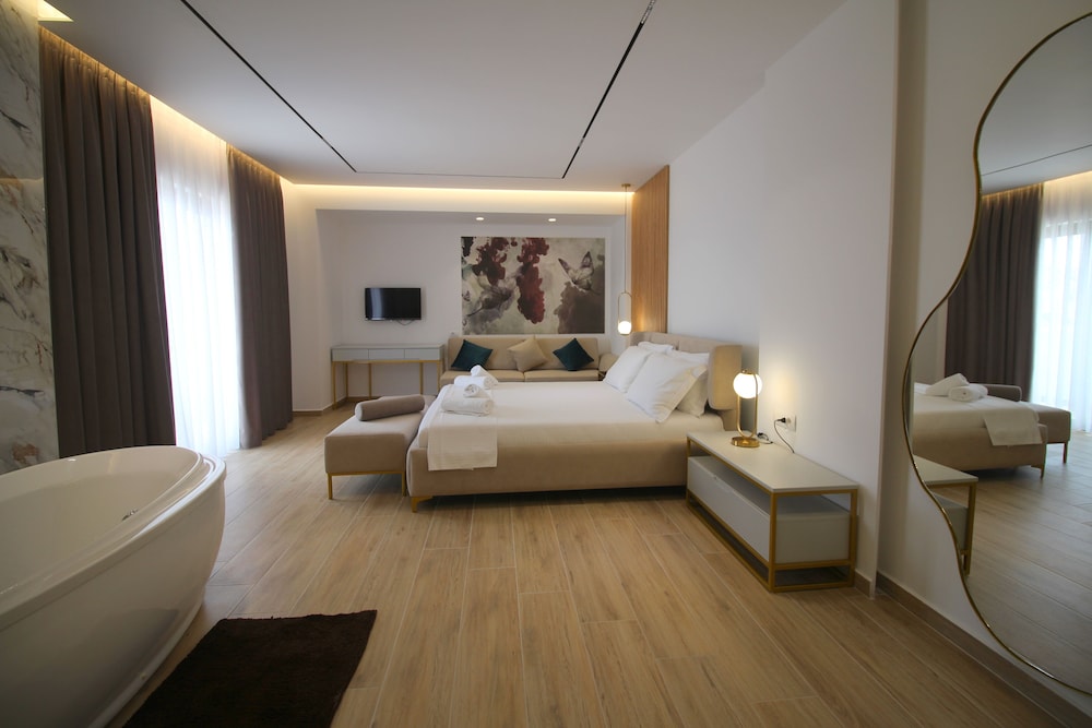 Deluxe Suite, 1 King Bed with Sofa bed, Jetted Tub, Beachside