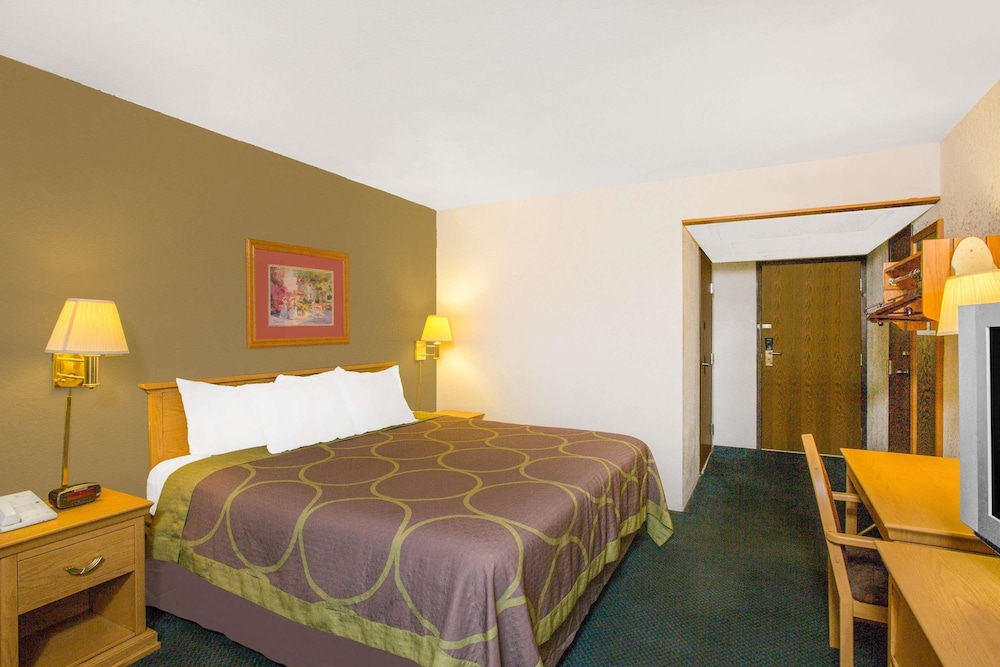 Room, Accessible, Refrigerator - Photo 1