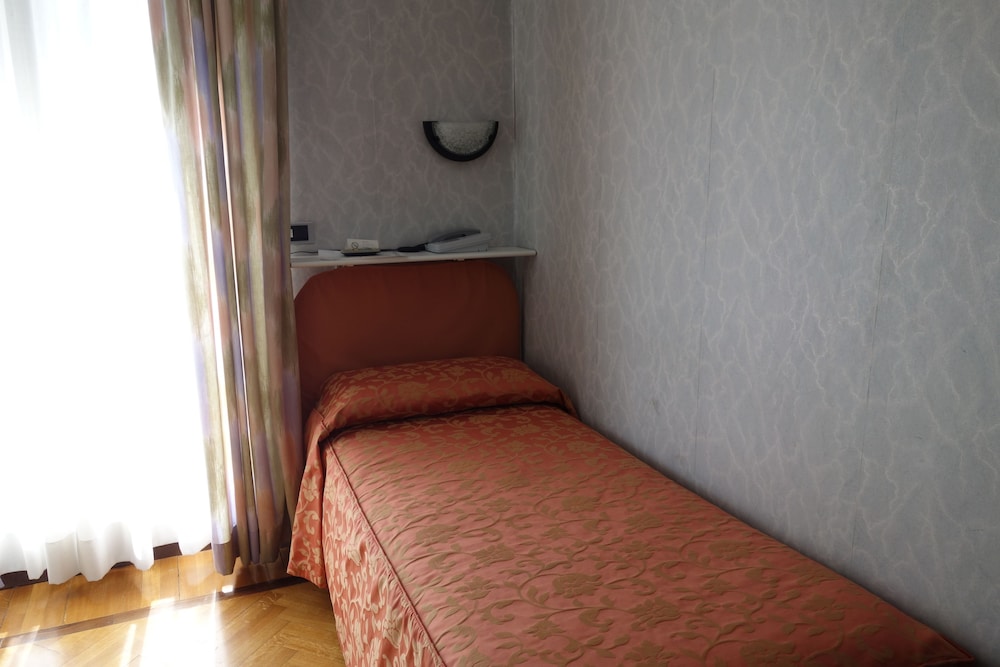 Basic Single Room, 1 Twin Bed, Non Smoking, Balcony photo 1