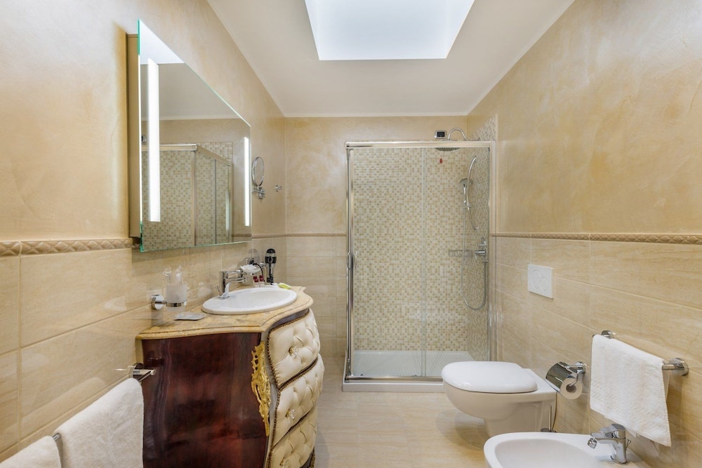 Suite, Terrace (Queen with private spa) - Photo 4
