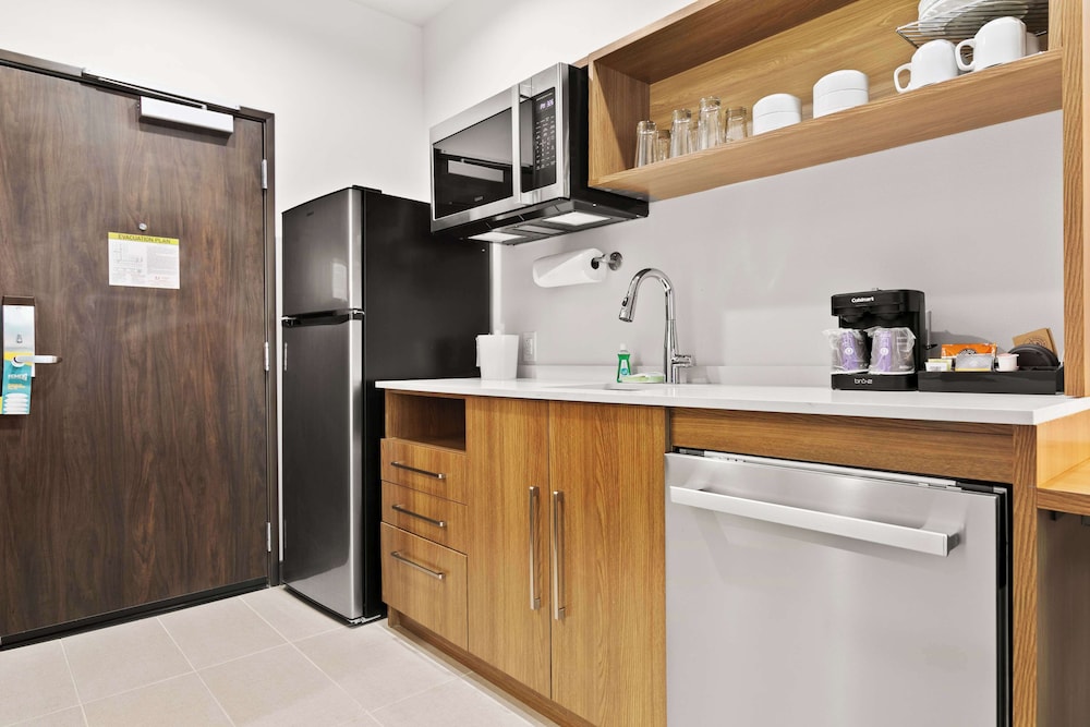 Suite, 1 Bedroom - Photo 4