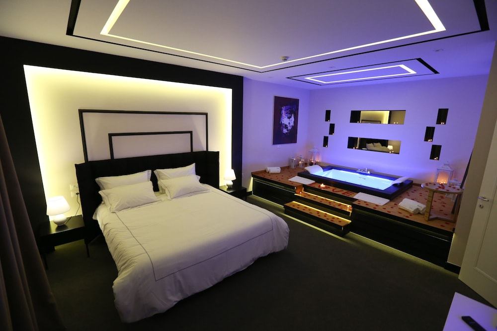 Suite with In-Room Jacuzzi, Double Bed, and Living Space