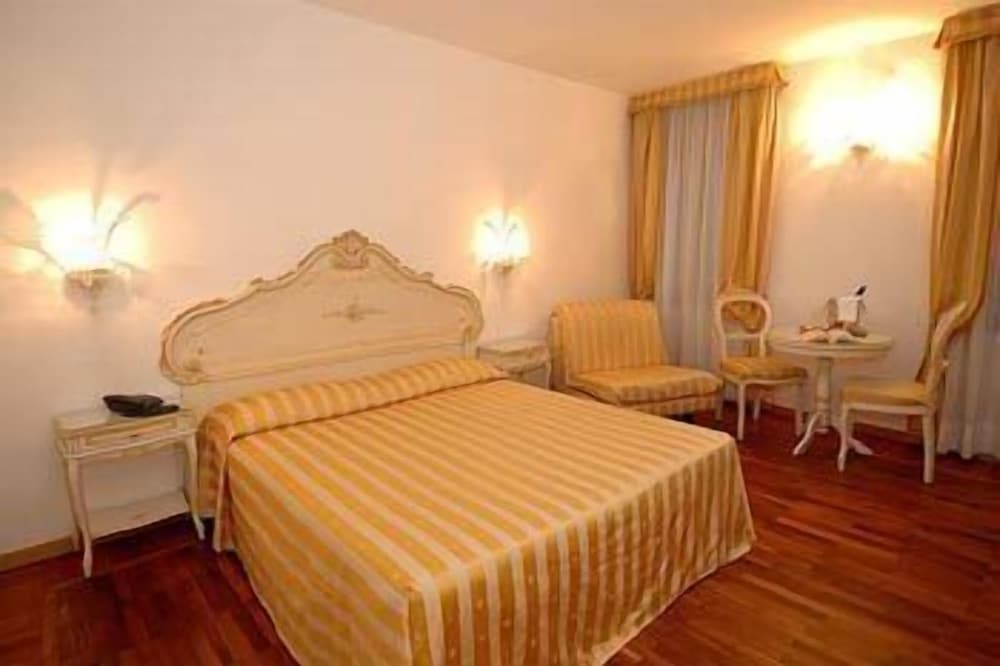 Romantic Triple Room photo 3