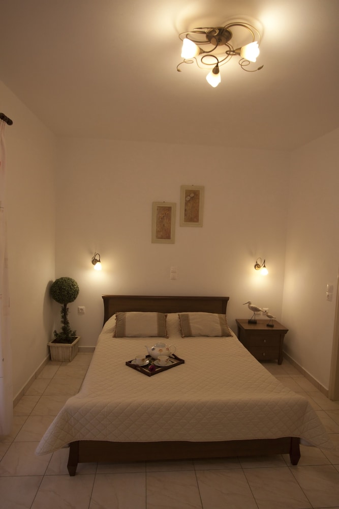 Classic Triple Room, Garden View photo 2