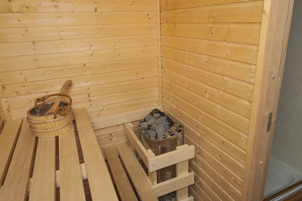 Lochside Spa Suite With Sauna, Steam Shower And Deep Soaking Tub photo 3