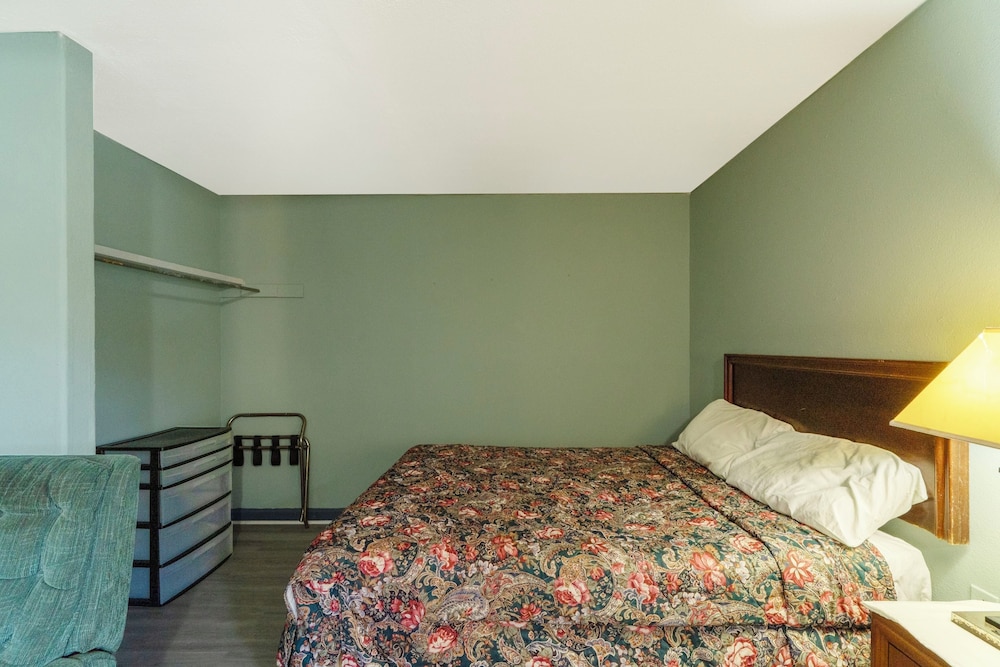 Room, 1 King Bed, Non Smoking, Kitchenette