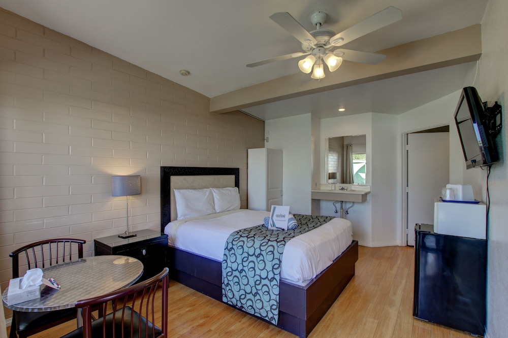 Deluxe Room, 1 Queen Bed photo 1