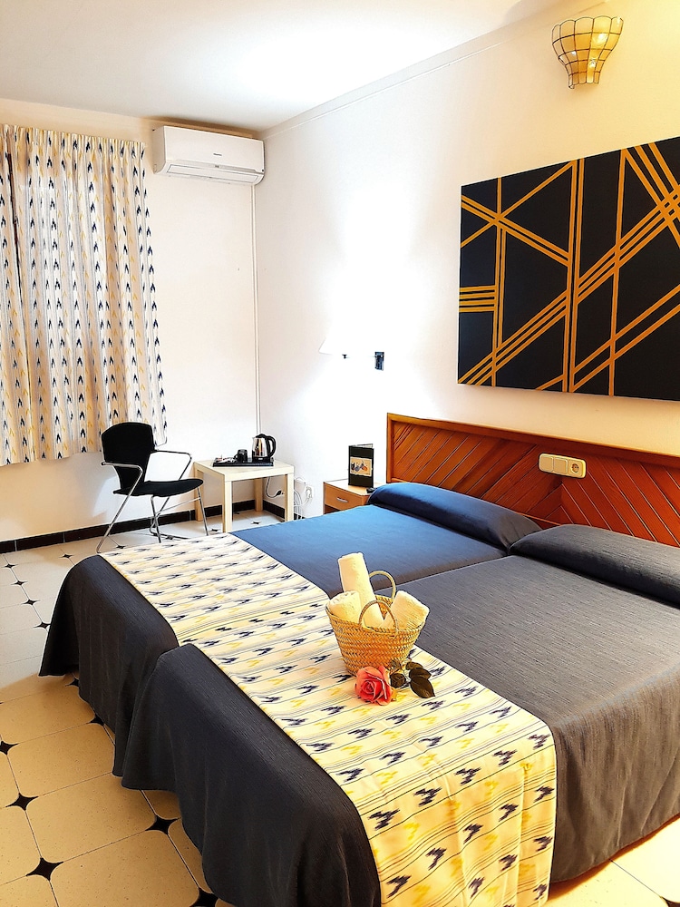 Room (with terrace)