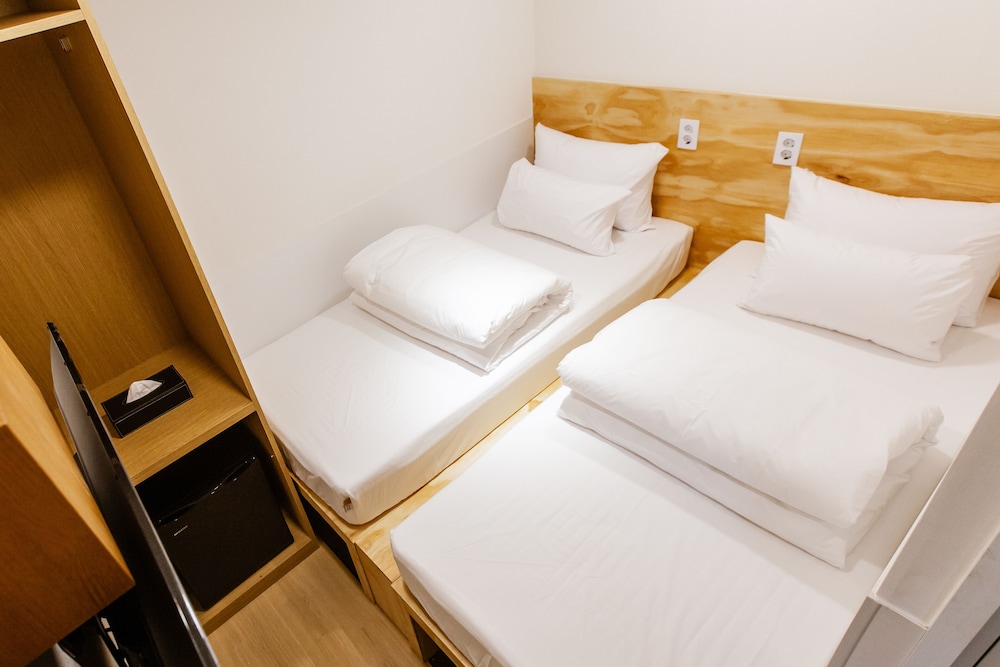 Economy Twin Room, No Windows - Photo 3