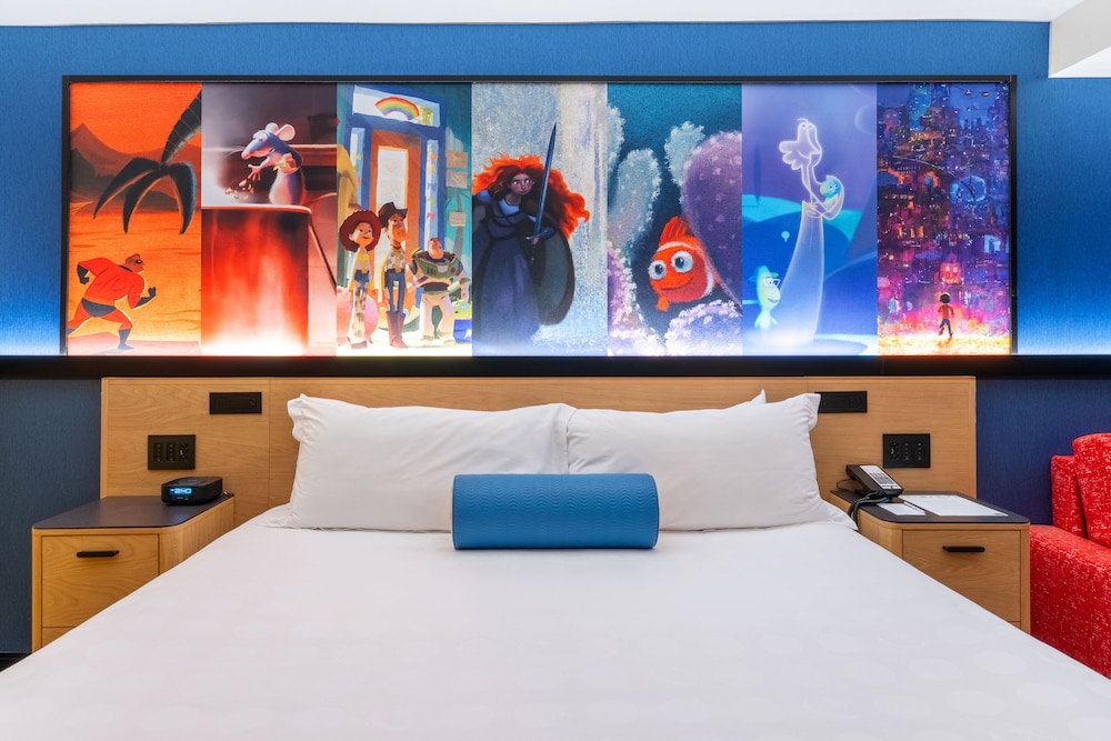 Standard View - Club Level - King Bed and pull out sofa - Photo 2