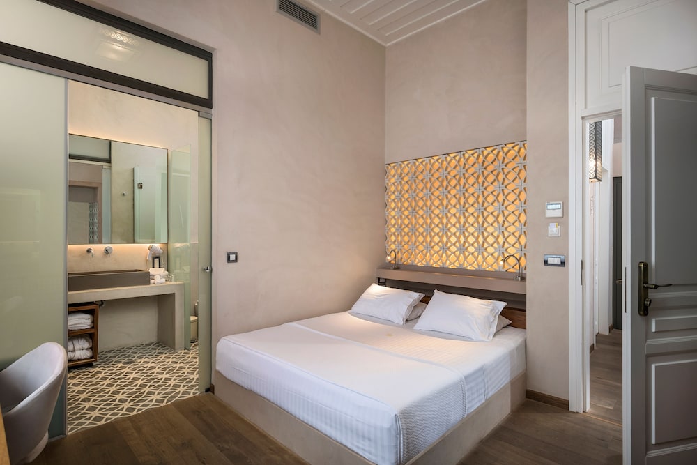 Standard Double Room, Bathtub