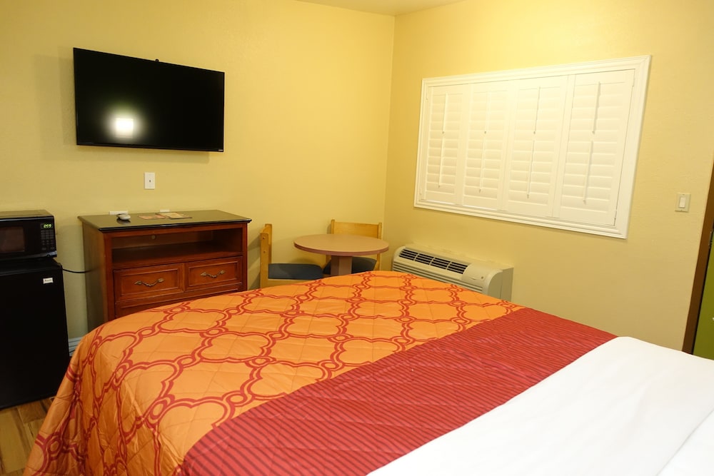 Standard Room, 1 Queen Bed, Refrigerator & Microwave photo 2