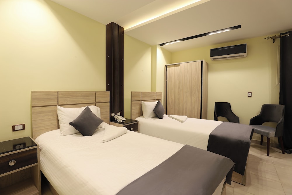 Deluxe Room, 2 Twin Beds, City View