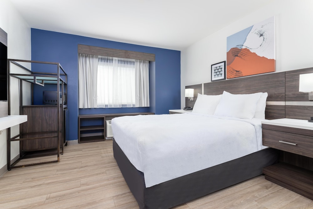 Room, 1 Queen Bed, Accessible (Mobility, Roll-In Shower) - Photo 1