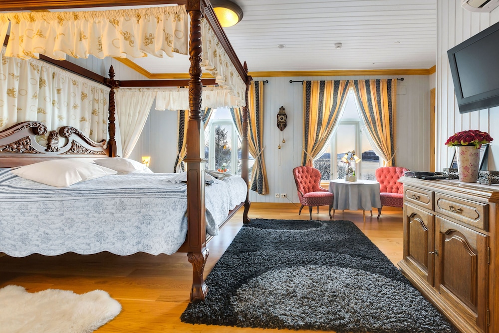 Junior Suite, 1 King Bed, Non Smoking, Sea View - Photo 13