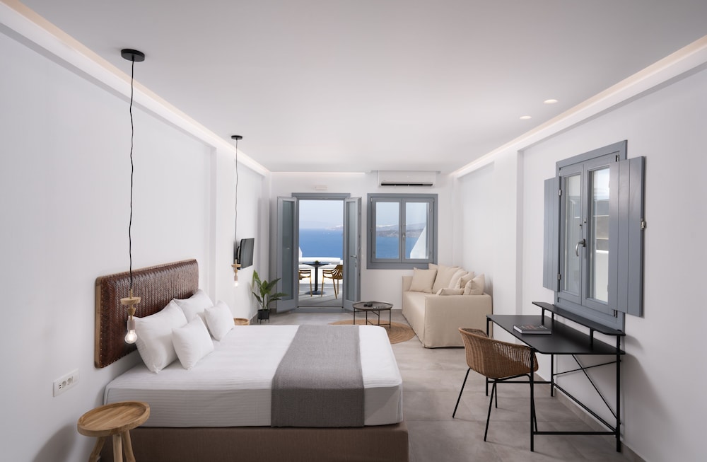 Premium Suite With Outdoor Hot Tub And Caldera View