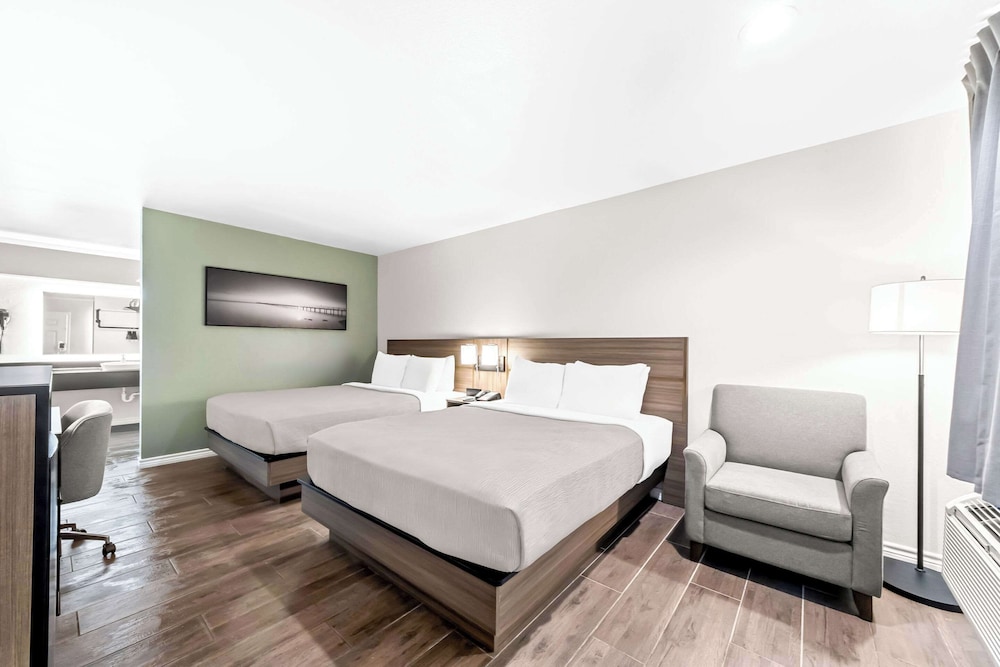 Standard Room, 2 Queen Beds, Smoking - Photo 3