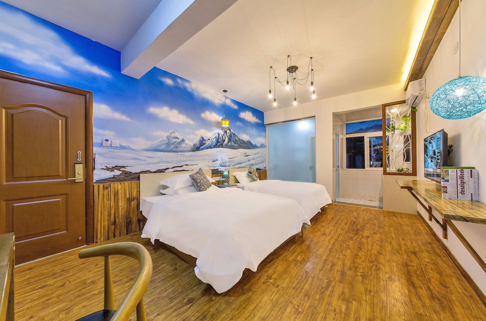 Family Room With Snow Mountain View photo 1