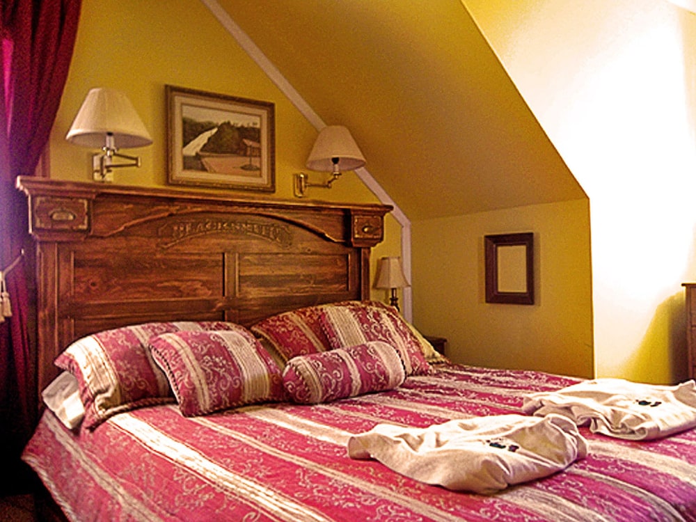 Room, 1 Queen Bed, Private Bathroom (Romantique) photo 1