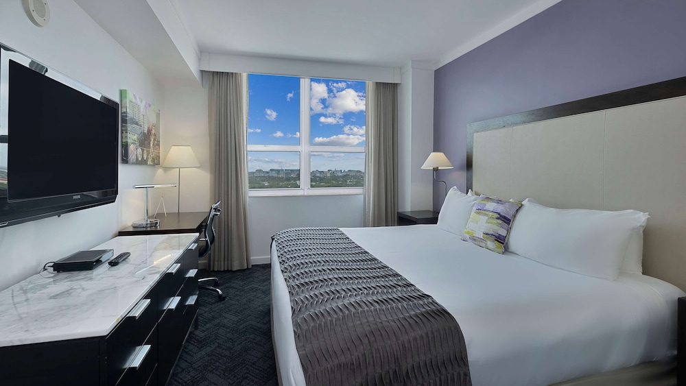 Suite, 1 King Bed, Balcony, City View (with Sofabed, Full Kitchen) photo 3