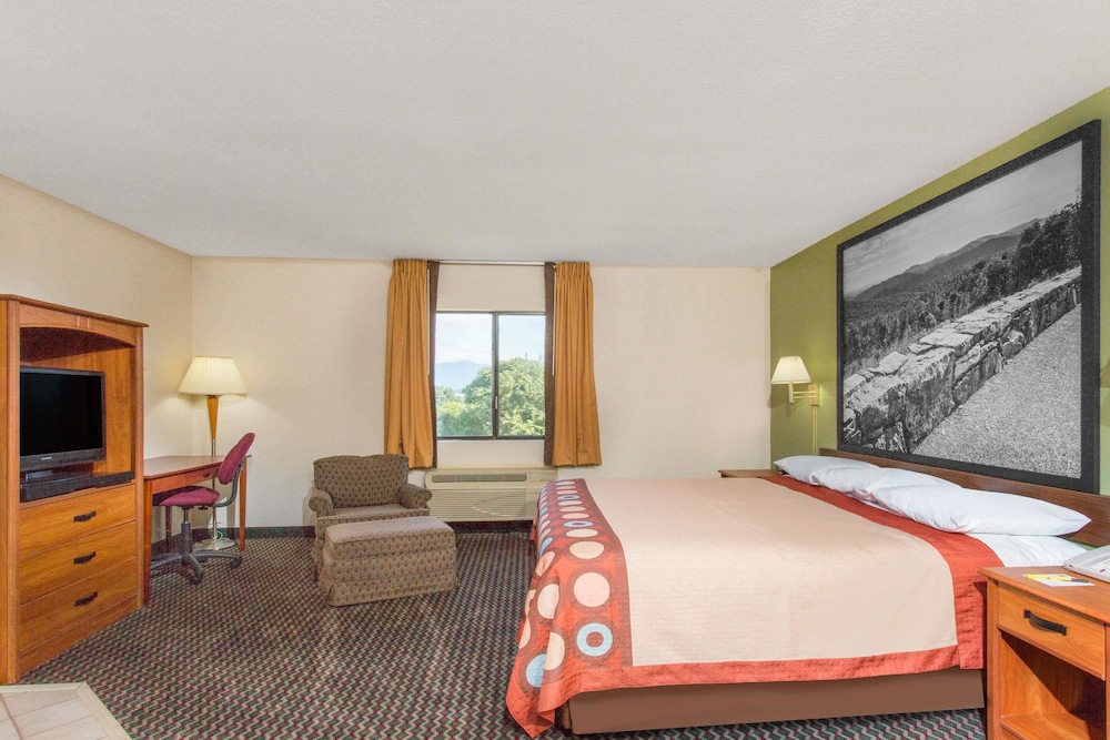 Upgraded, Suite, 1 King Bed photo 2