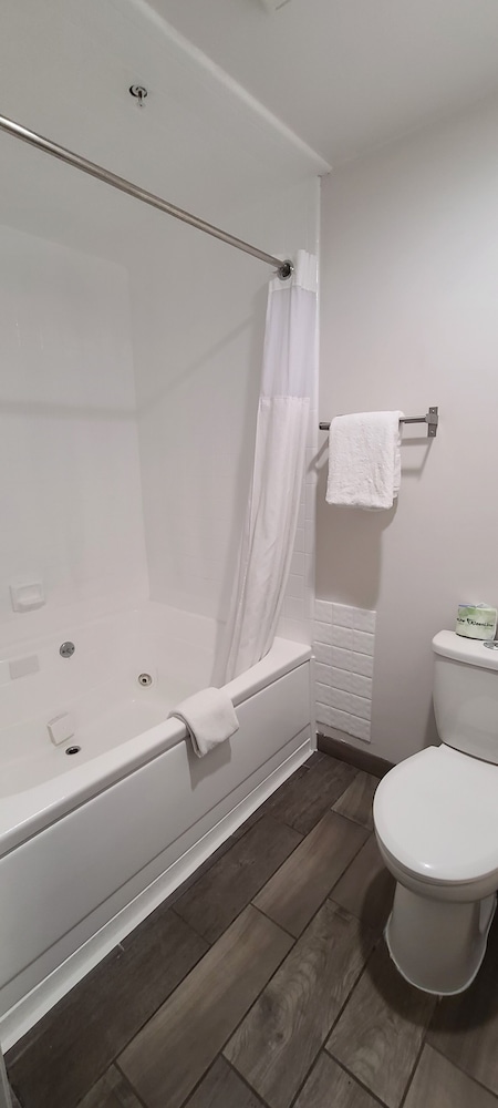 Deluxe Room, 2 Queen Beds, Non Smoking, Jetted Tub - Photo 9