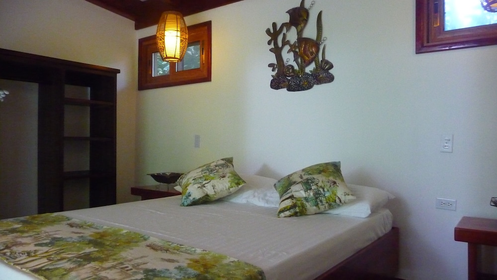 Economy Double Room, 1 Queen Bed, Garden View, Courtyard Area photo 3