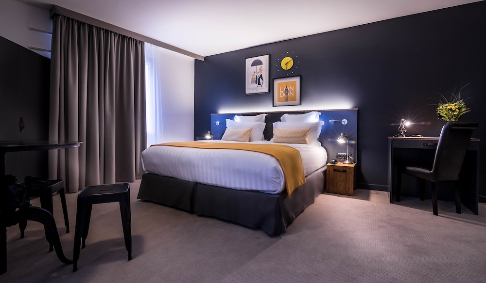 Junior Suite, 1 Queen Bed (with Single Sofabed)