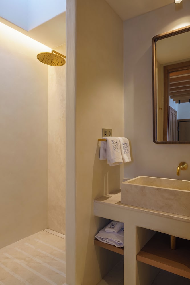 Deluxe Room - Photo 16