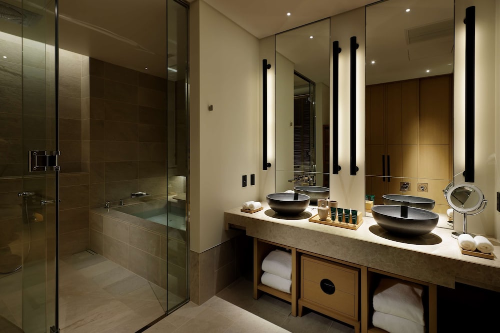ROKU Suite Room 2 Twin Beds - Photo 8