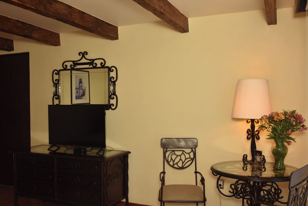 Deluxe Double Room - Photo 13