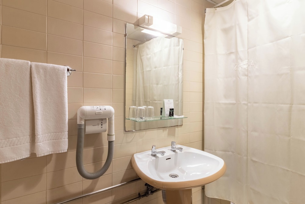 Standard Twin Room - Photo 10