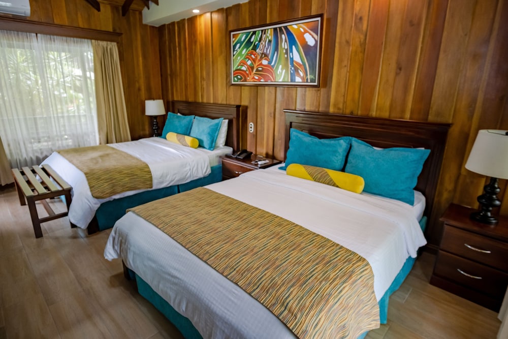 Bungalow, 2 Queen Beds - Photo 1