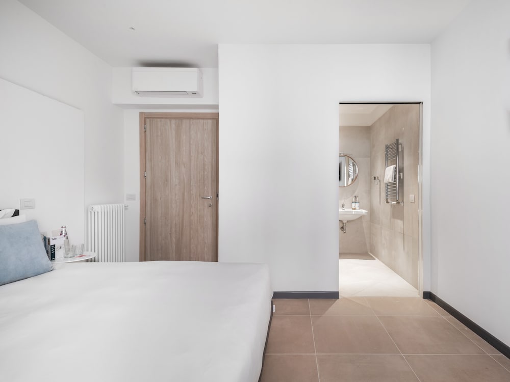 Small Room - Accessible photo 3