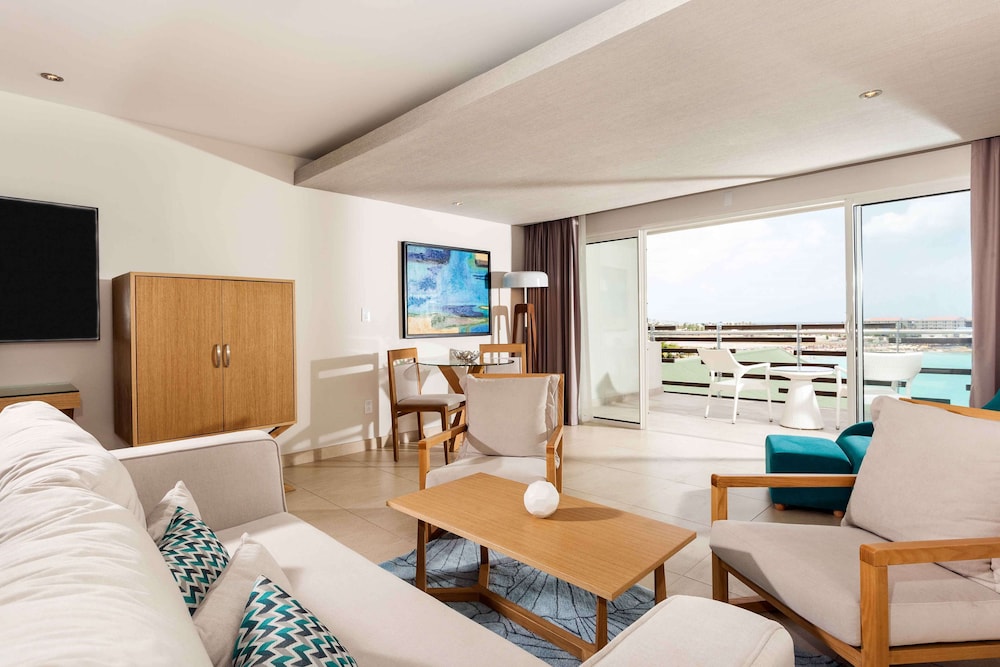 Suite, 1 King Bed, Ocean View (deluxe Junior Suite)