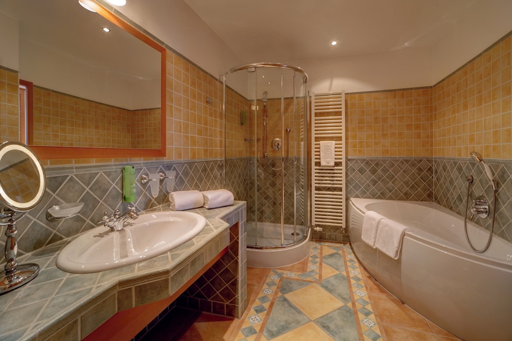 Comfort Suite, 1 Bedroom, Bathtub, Hill View photo 3