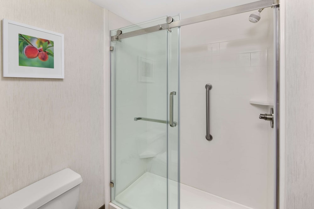 Room, 2 Queen Beds, Accessible (Hearing, Shower Only) - Photo 2