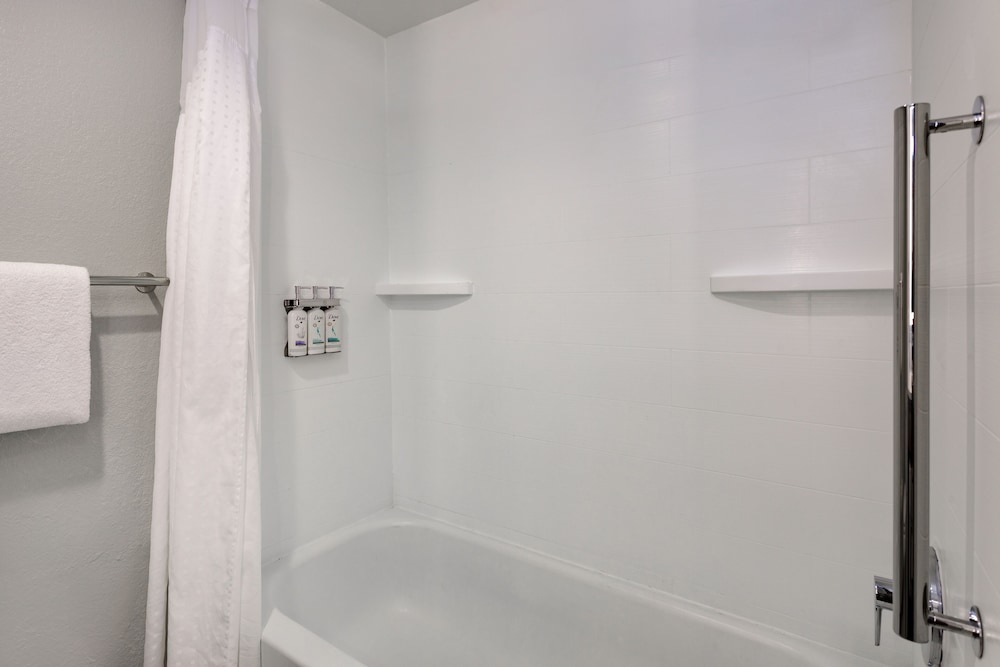 Standard Room, 2 Queen Beds, Pool Access - Photo 5