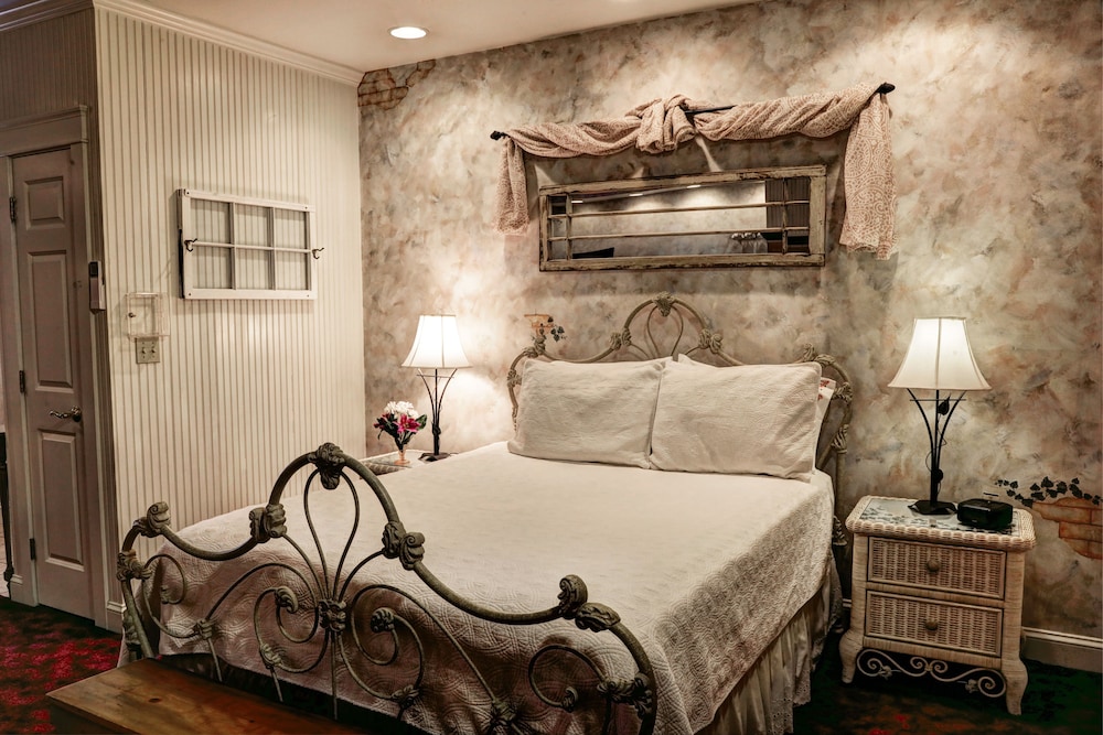 Carriage House, 1 Queen Bed With Sofabed, Fireplace photo 1