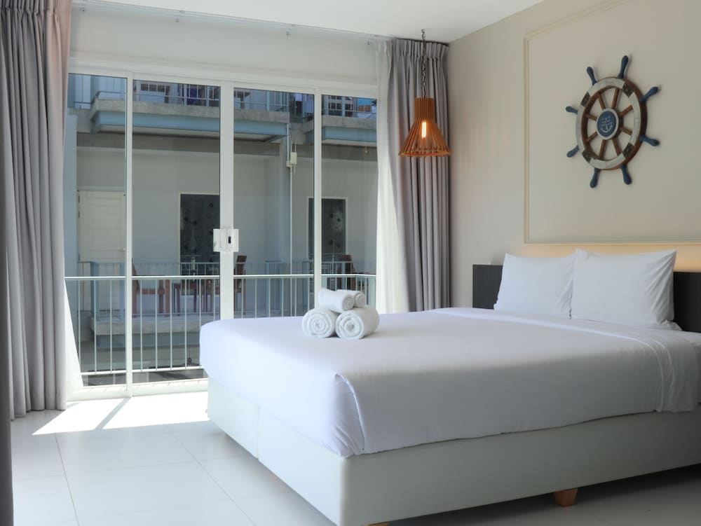 Premier Deluxe Suite with Balcony photo 2