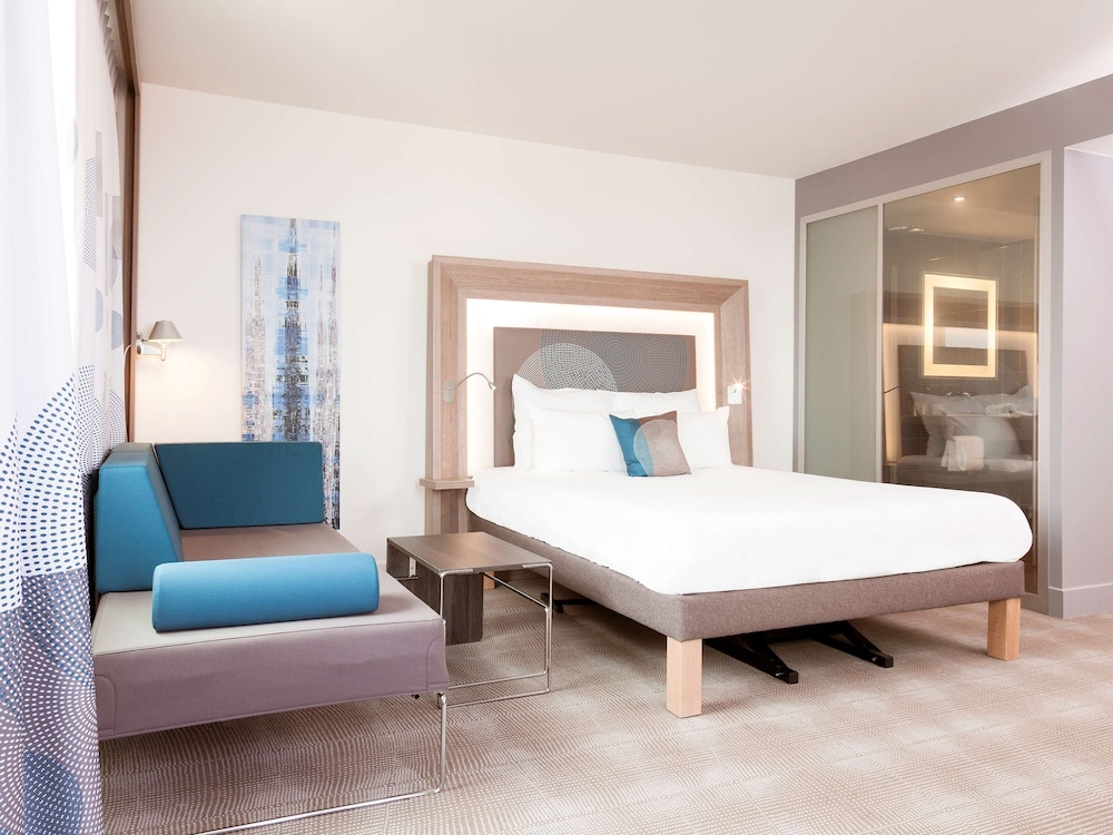 Deluxe Room, Multiple Beds (Eiffel Tower View) photo 3