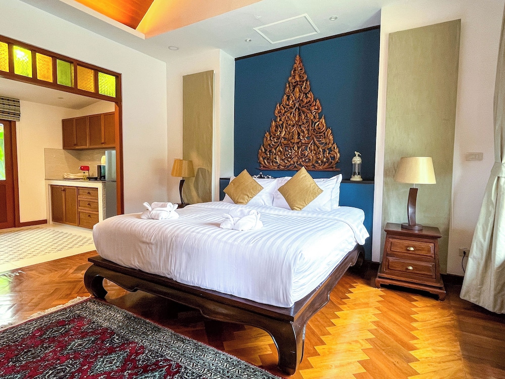 Superior Villa, 1 King Bed, Kitchenette, Pool View photo 1