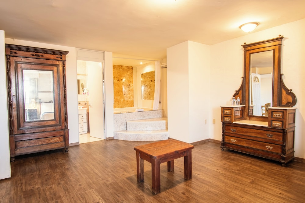 Superior Suite, 1 King Bed, Patio, City View, photo 6
