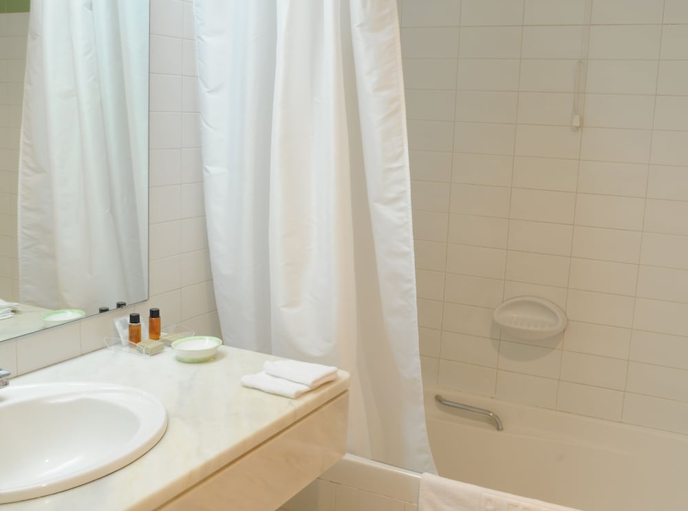 Double or Twin Room with Sea View thumbnail 6
