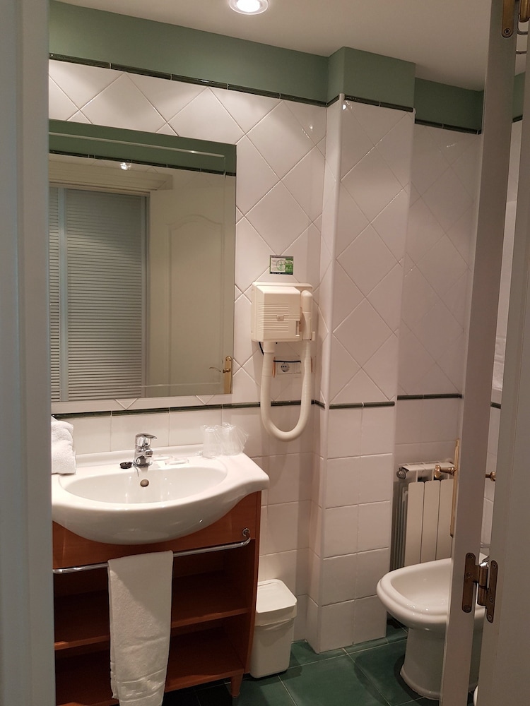 Double or Twin Room, Sea View - Photo 10