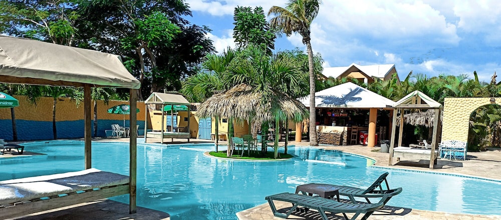 Comfort Studio, 2 Queen Beds, Non Smoking, Pool View