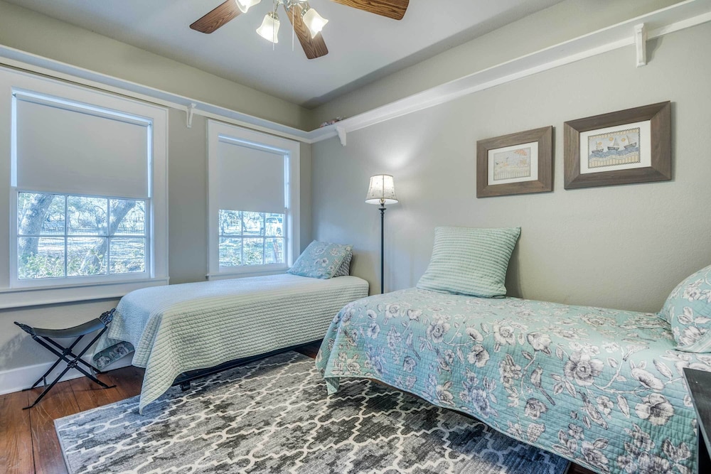 House (4 Bedrooms) photo 2